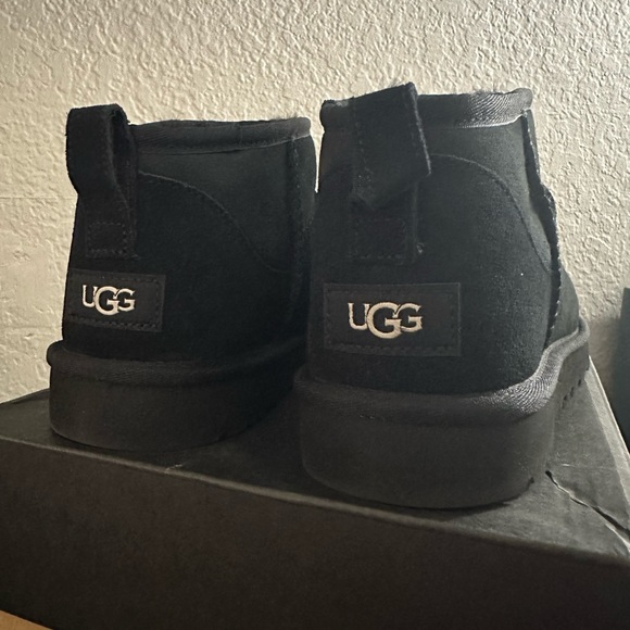 UGG Men’s Classic Ultra Mini Boot // Black Size 10 - Picture 3 of 7